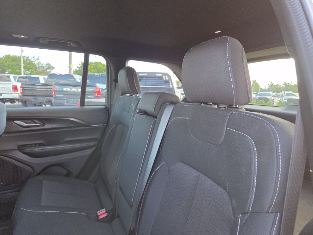 Used 2025 Jeep Grand Cherokee Laredo RWD image 22