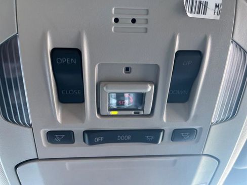 Used 2021 Toyota Highlander Limited image 9