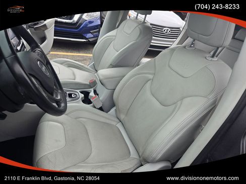 Used 2019 Jeep Cherokee Limited AWD/4WD image 9