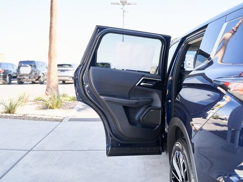 New 2025 Mitsubishi Outlander SE image 15