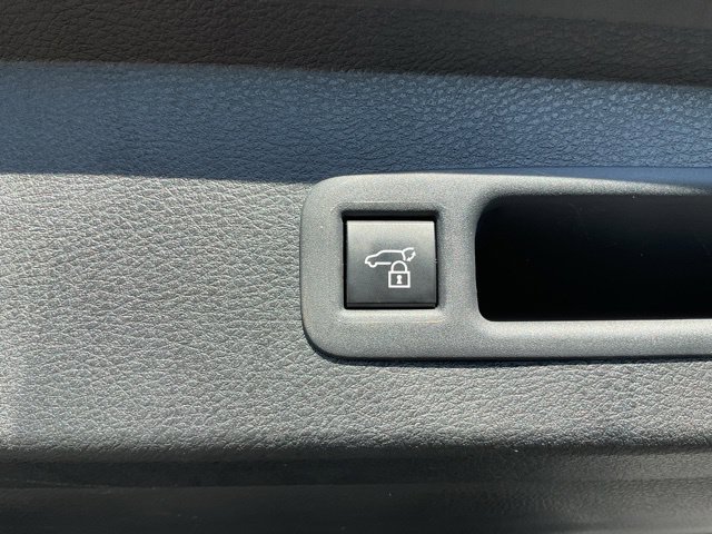 Used 2025 Toyota Sienna XLE FWD image 12