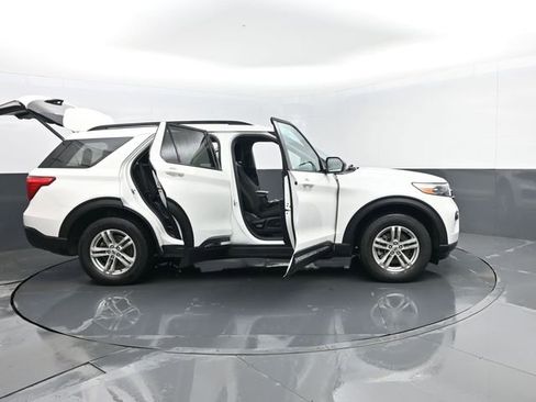Used 2022 Ford Explorer XLT image 30