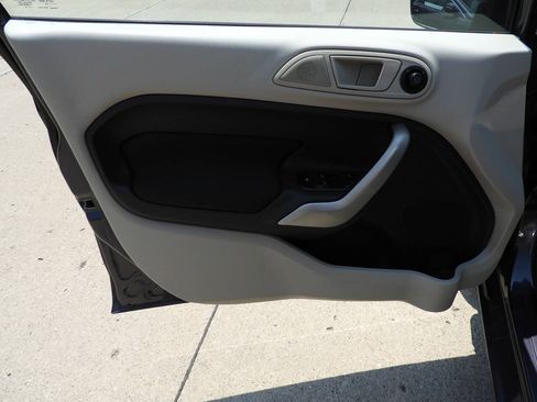 Used 2013 Ford Fiesta SE FWD image 16