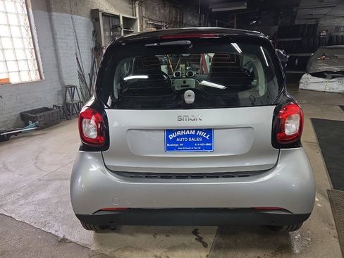 Used 2016 smart fortwo passion RWD image 5