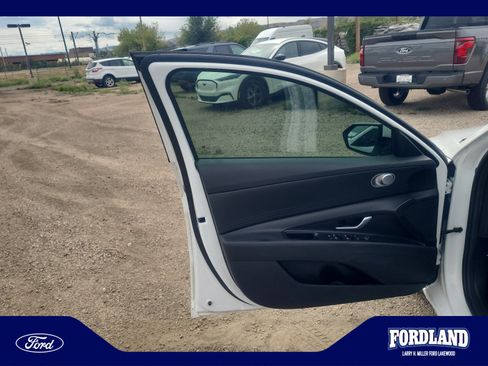 Used 2022 Hyundai Elantra SE FWD image 13