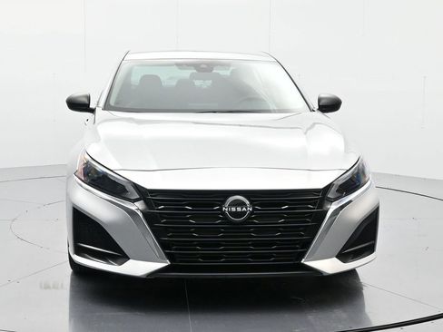 Used 2024 Nissan Altima 2.5 SV image 2