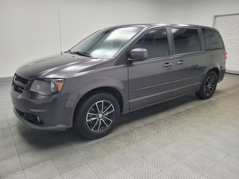 Used 2016 Dodge Grand Caravan SXT image 2