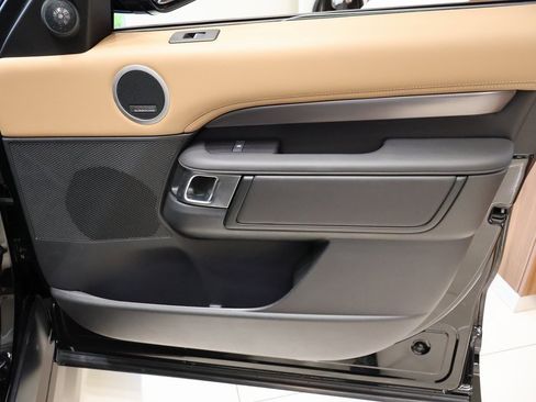 Used 2025 Land Rover Discovery Metropolitan Edition image 25