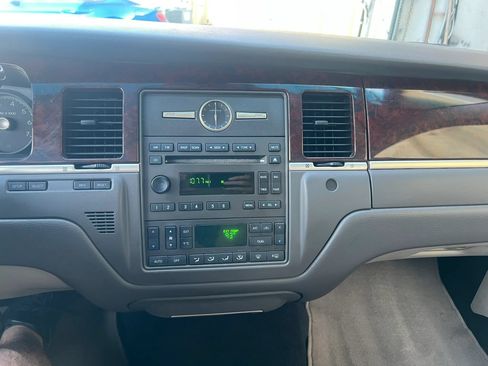 Used 2007 Lincoln Town Car Signature RWD image 9
