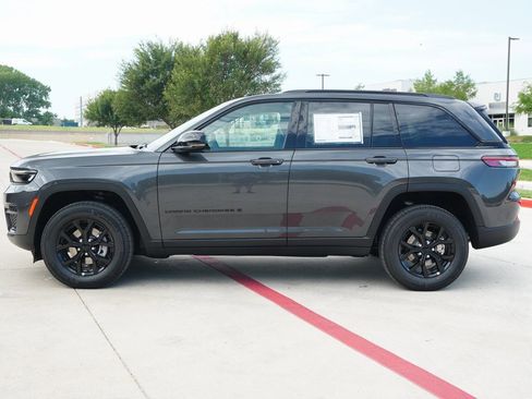 New 2025 Jeep Grand Cherokee Altitude image 2