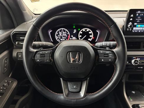 Used 2025 Honda Pilot TrailSport image 17