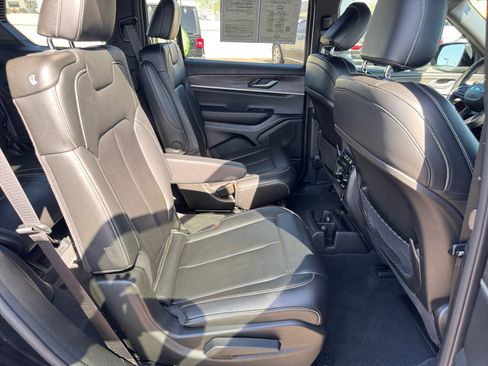 Used 2025 Jeep Grand Cherokee L Limited w/ Black Appearance Package AWD/4WD image 32