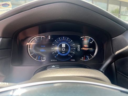 Used 2019 Cadillac Escalade ESV Premium Luxury RWD image 3