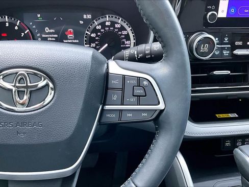 Used 2023 Toyota Highlander XLE FWD image 25