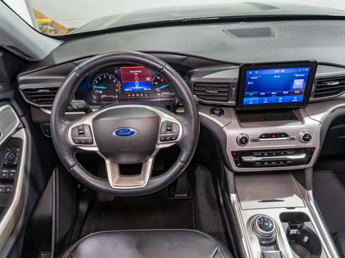 Used 2022 Ford Explorer XLT w/ Equipment Group 202A image 11