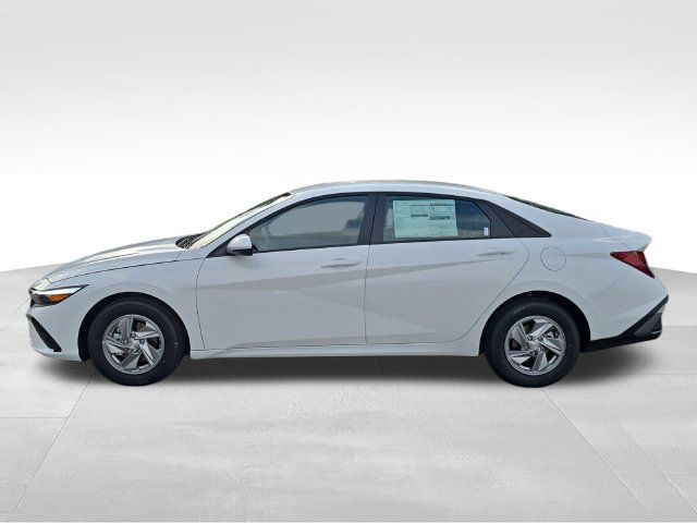 New 2026 Hyundai Elantra SE FWD image 2