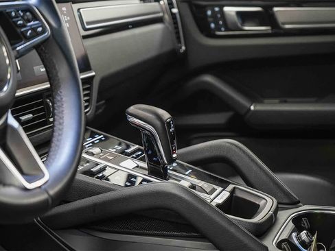 Used 2023 Porsche Cayenne Platinum Edition image 24