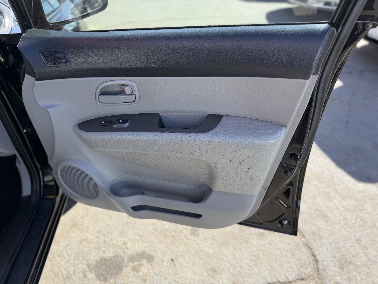 Used 2010 Kia Rondo LX FWD image 18