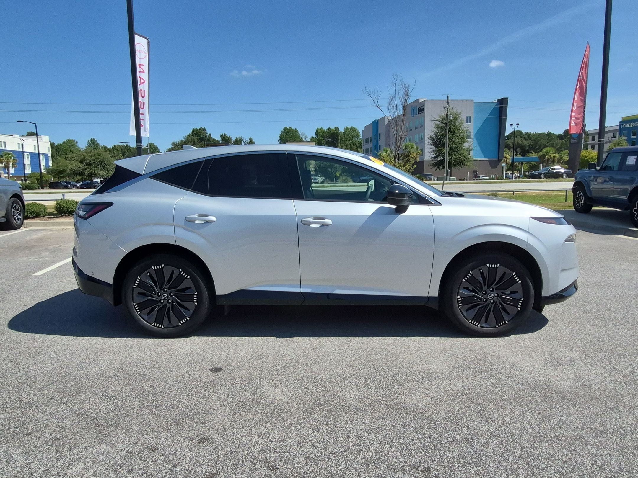 Certified 2025 Nissan Murano Platinum w/ Cargo Package AWD/4WD image 2