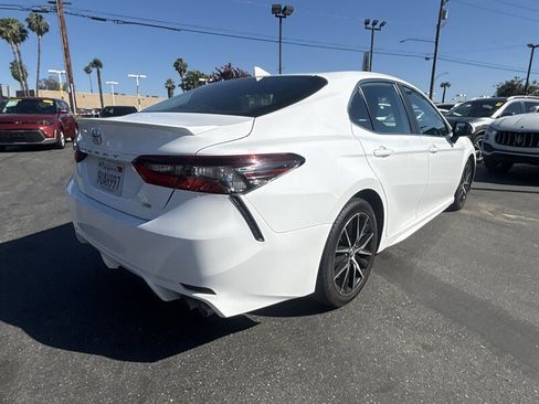 Used 2021 Toyota Camry SE FWD image 6