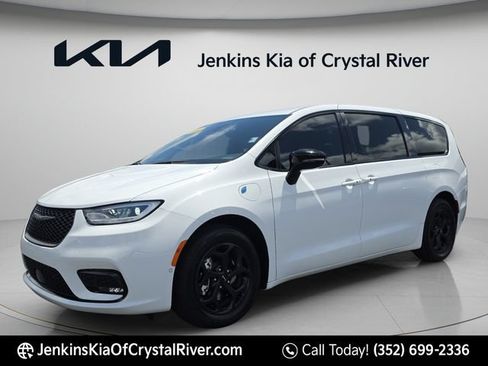 Used 2024 Chrysler Pacifica Limited w/ Uconnect Theater Family Group FWD image 14