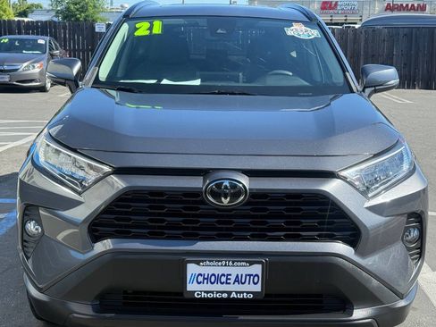 Used 2021 Toyota RAV4 XLE w/ Convenience Package FWD image 2