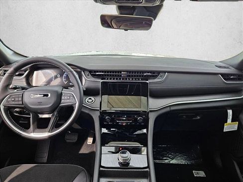 New 2025 Jeep Grand Cherokee Altitude image 17