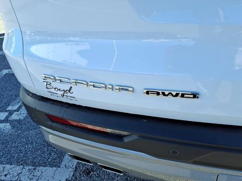 Used 2025 GMC Acadia Elevation image 5