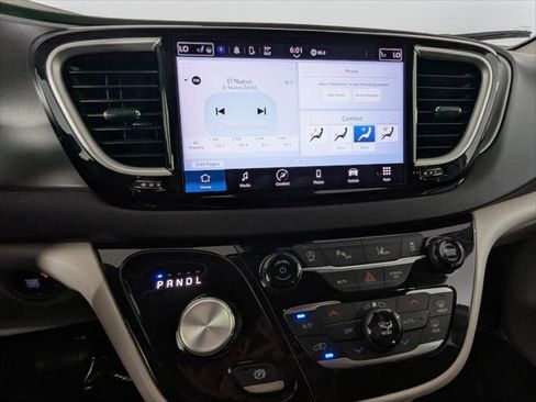 Used 2023 Chrysler Pacifica Touring-L FWD image 27