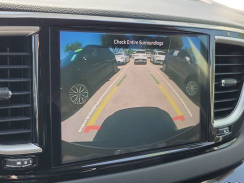 Used 2023 Chrysler Pacifica Touring-L FWD image 31
