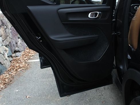 Used 2019 Volvo XC40 T5 Momentum image 14