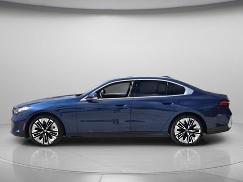 Used 2024 BMW 530i w/ Convenience Package RWD image 3