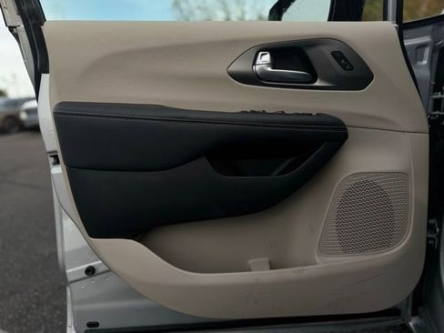 Certified 2024 Chrysler Pacifica Touring-L image 13