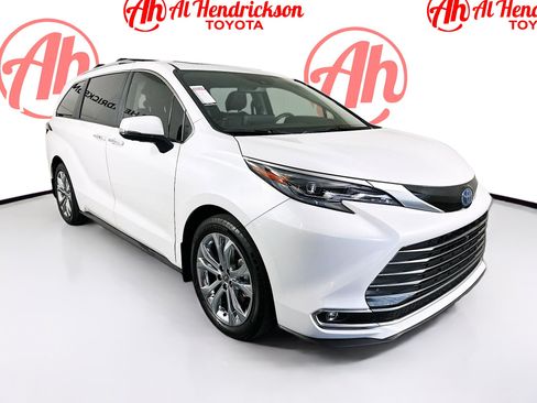 Used 2024 Toyota Sienna Platinum image 1