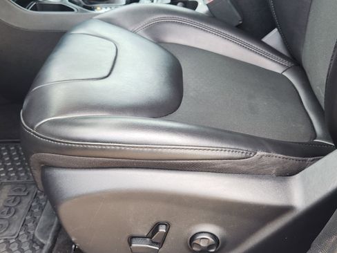 Used 2019 Jeep Cherokee Latitude Plus FWD image 27