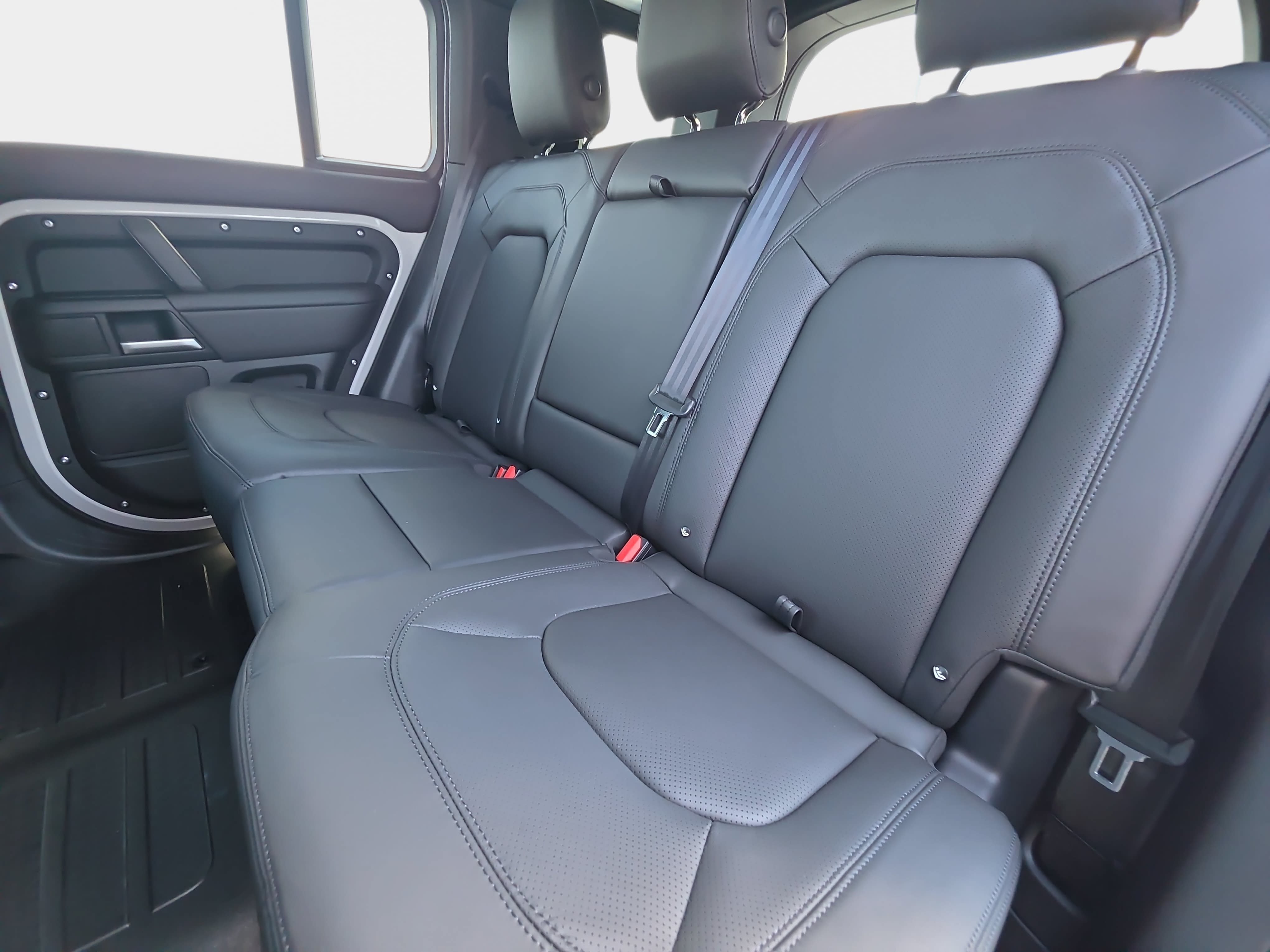 New 2026 Land Rover Defender 110 X-Dynamic SE AWD/4WD image 13