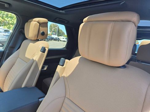 Certified 2025 Land Rover Discovery Dynamic SE image 26