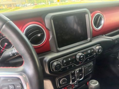 Used 2022 Jeep Gladiator Rubicon w/ Cold Weather Group AWD/4WD image 11
