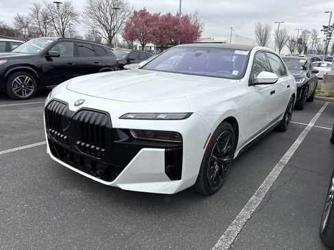 Used 2023 BMW 760i xDrive w/ Executive Package image 13