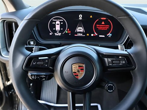 Used 2025 Porsche Cayenne w/ Premium Package image 27