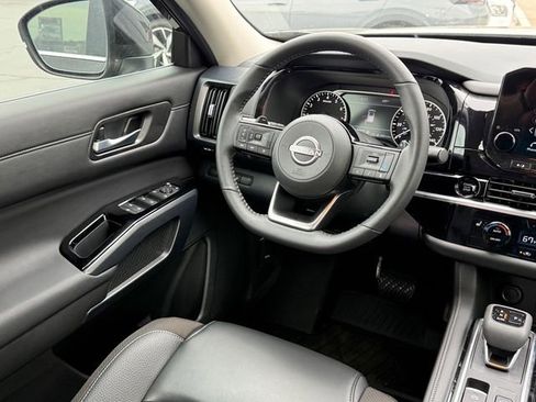 Used 2025 Nissan Pathfinder SL image 10