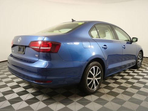 Used 2017 Volkswagen Jetta SE image 3