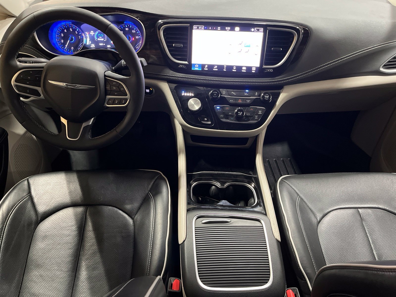 Used 2023 Chrysler Pacifica Limited FWD image 17