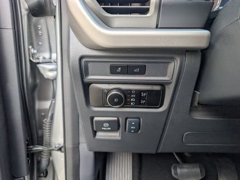 Used 2024 Ford Expedition XLT RWD image 11