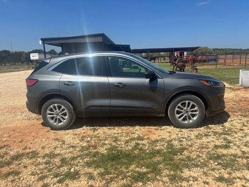 Used 2022 Ford Escape SE image 3