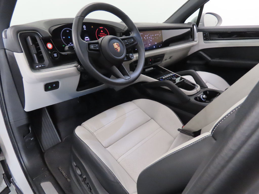 Certified 2026 Porsche Cayenne E-Hybrid AWD/4WD image 4