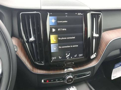 Used 2021 Volvo XC60 T5 Momentum w/ Premium Package image 26