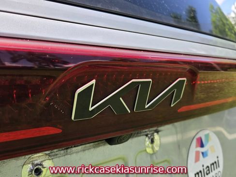 Used 2022 Kia Carnival LX FWD image 10