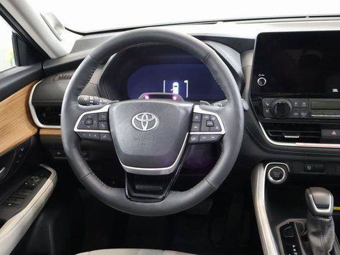 Certified 2024 Toyota Grand Highlander AWD image 16