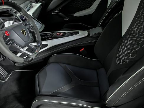 Used 2024 Lamborghini Revuelto image 29